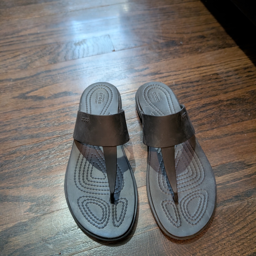 Crocs Women’s Brown Leather-Look Thong Sandals